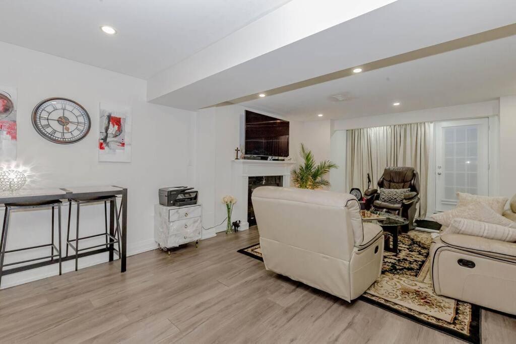 Luxury Basement Apartment In Oakville Exterior photo