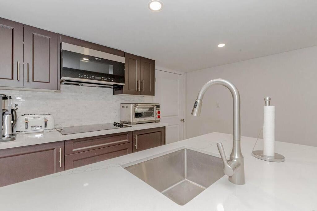 Luxury Basement Apartment In Oakville Exterior photo