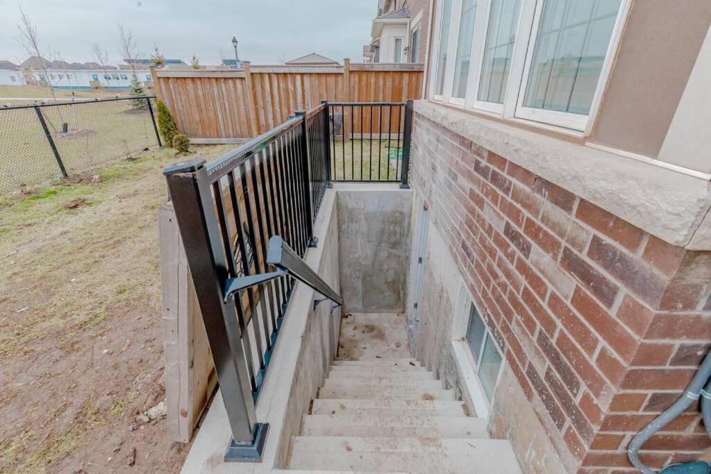 Luxury Basement Apartment In Oakville Exterior photo